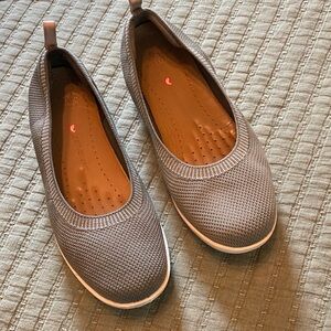 Clarks Women's Gray Knit Flats
